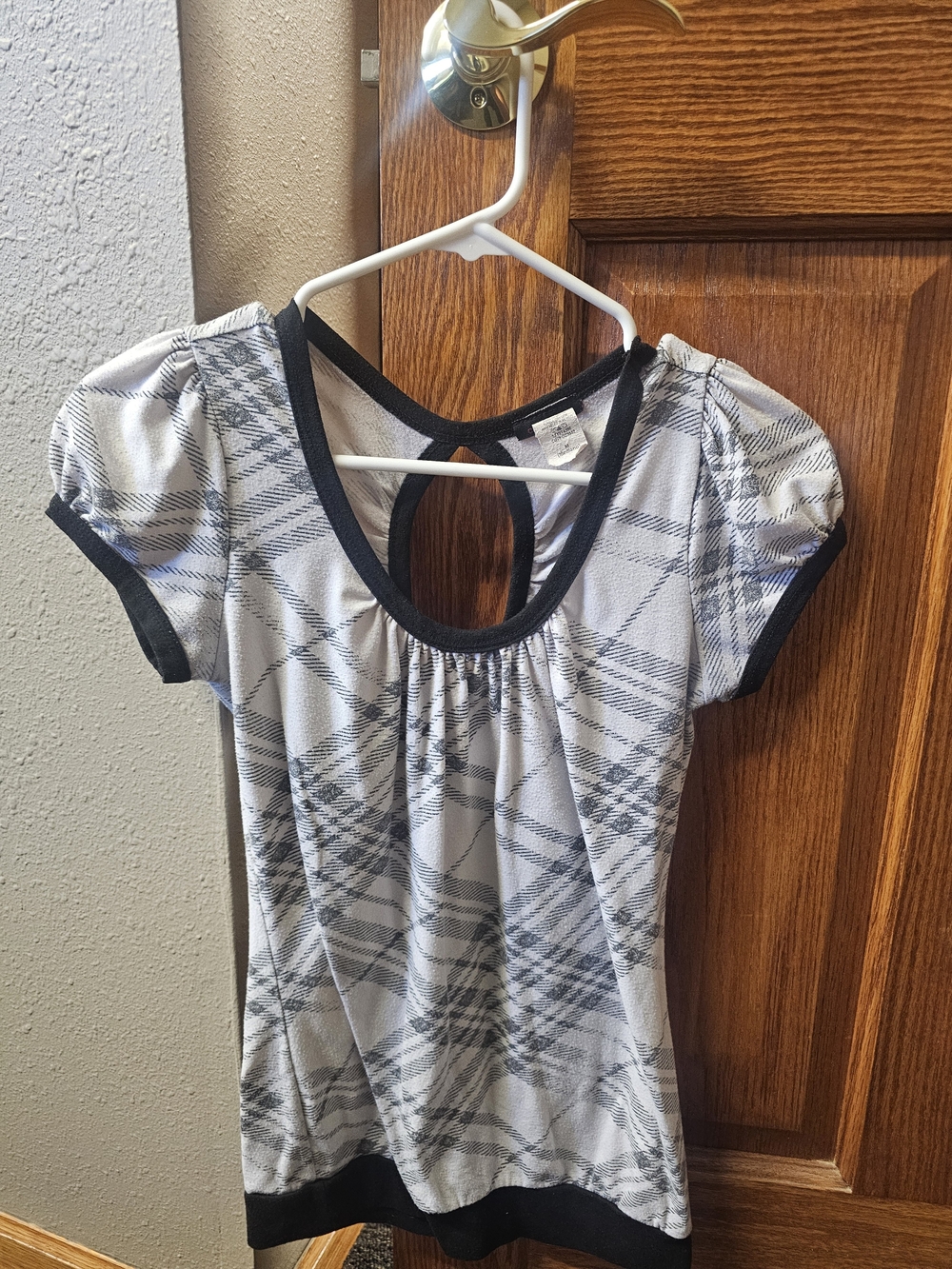 Juniors Plaid Short-Sleeve Keyhole Top - Black, Gray & White